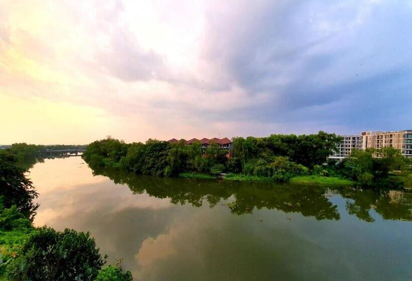 اتاق لوکس با بالکن, Usabai Riverside Boutique