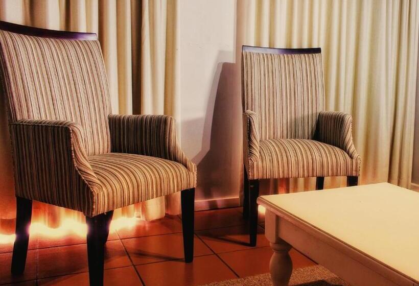 Люкс Deluxe 2 Спальни, Clivia Lodge