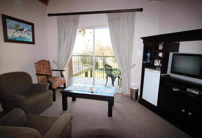 Трехместный Номер Стандарт с Балконом, Waterfront Guest House