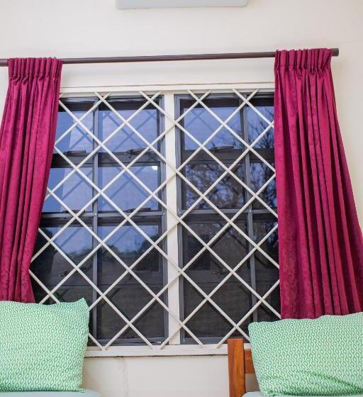 اتاق استاندارد سه تخته با چشم‌انداز باغ, Sonja S Guesthouse
