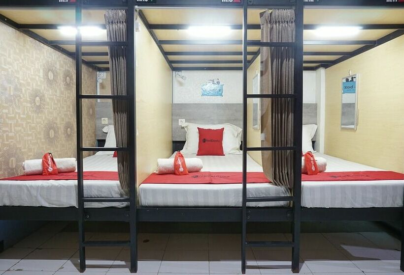 Кровать в Общей Комнате, Reddoorz Hostel @ Borobudur Street