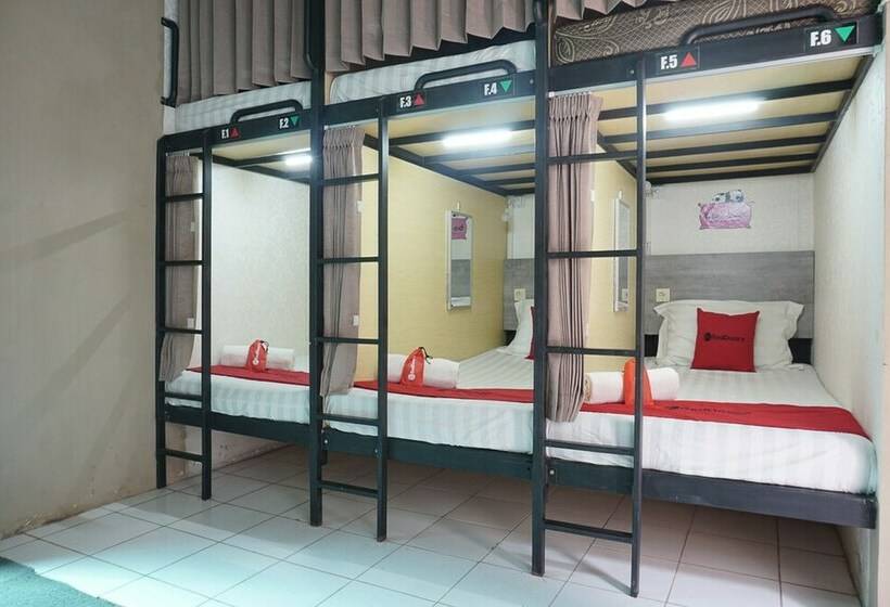 Кровать в Общей Комнате, Reddoorz Hostel @ Borobudur Street