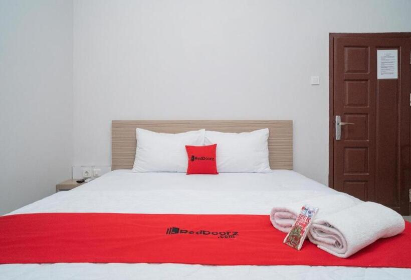 Номер Deluxe, Reddoorz Syariah Near Jalan Ahmad Yani Banjarmasin 3