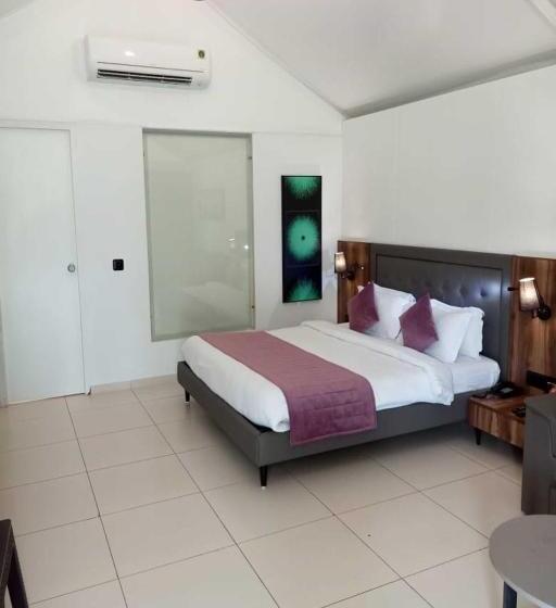 كوخ قياسي, White Feather Resort Kauncha