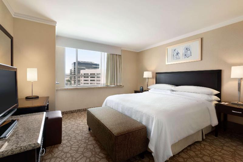 带大床的套房, Embassy Suites Los Angeles Glendale