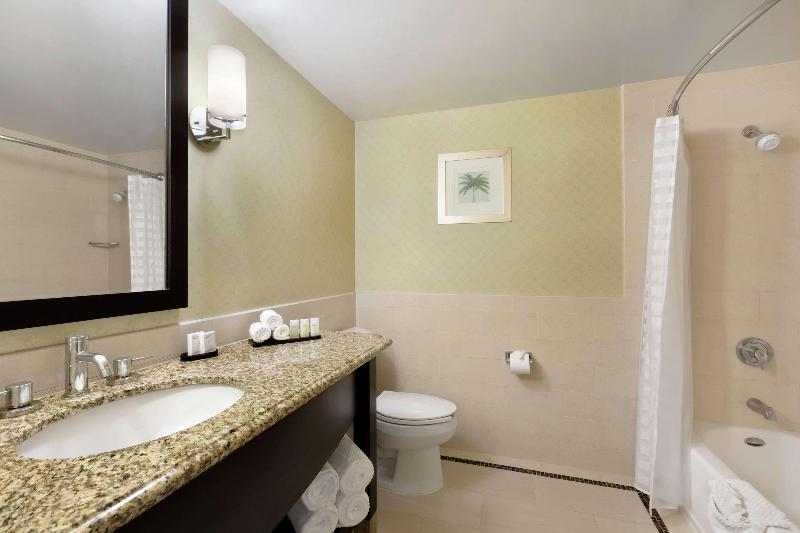 带大床的套房, Embassy Suites Los Angeles Glendale