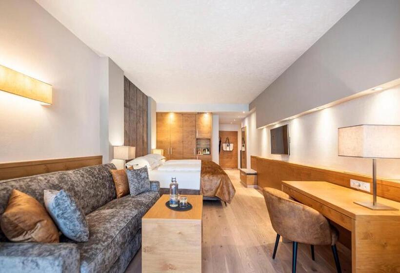 Трехместный Номер Стандарт с Балконом, Quellenhof Luxury Resort Passeier