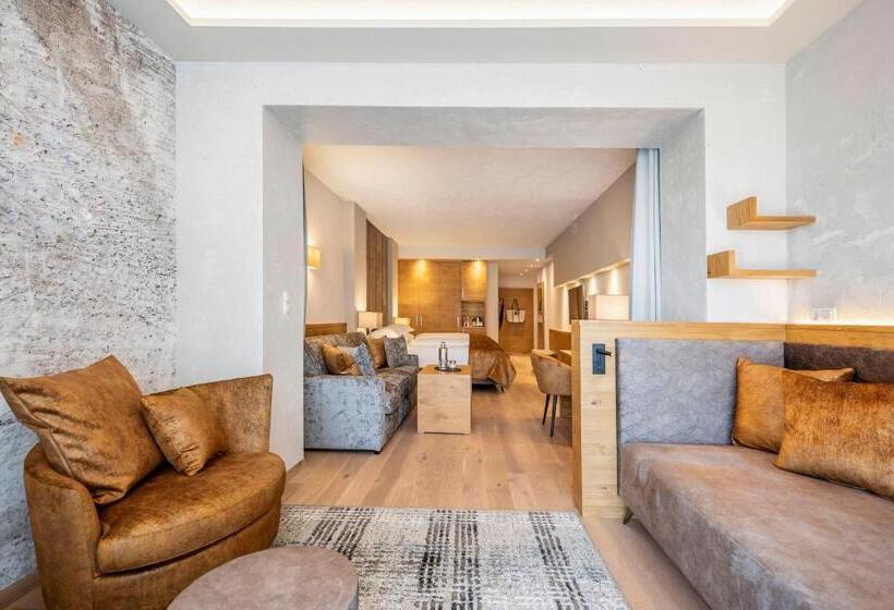 Трехместный Номер Стандарт с Балконом, Quellenhof Luxury Resort Passeier
