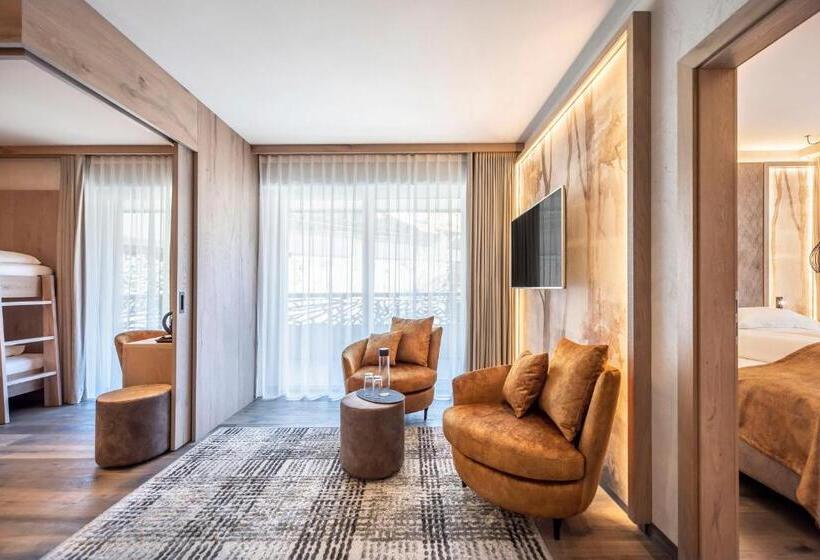 Четырехместный Номер Стандарт с Балконом, Quellenhof Luxury Resort Passeier