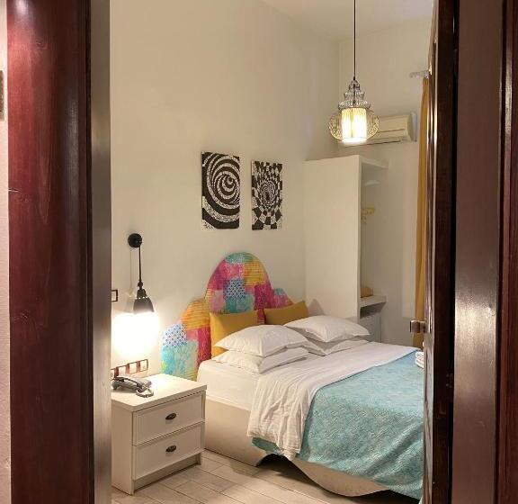 Quarto Deluxe, Augustos