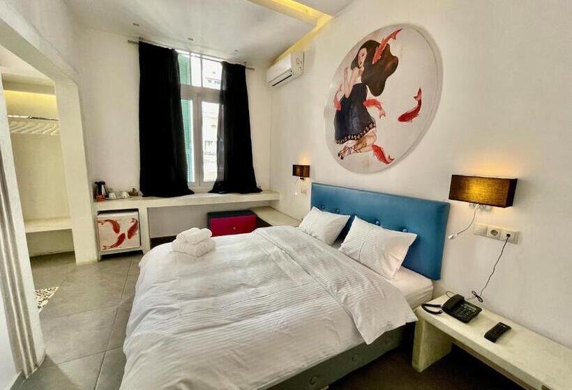 Quarto Deluxe, Augustos