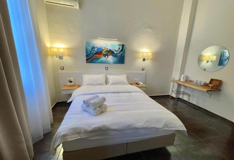 Quarto Deluxe, Augustos