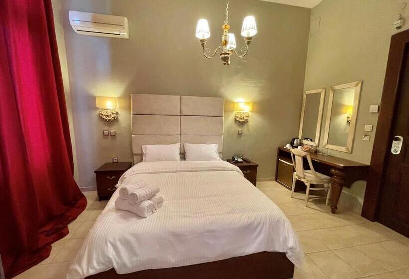 Quarto Deluxe, Augustos