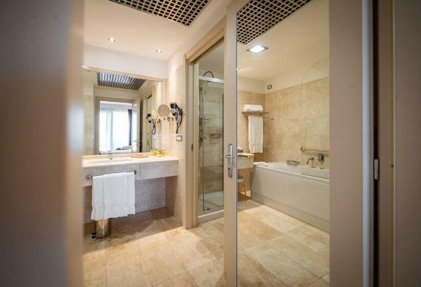 Люкс с Балконом, Delta Hotels By Marriott Olbia Sardinia