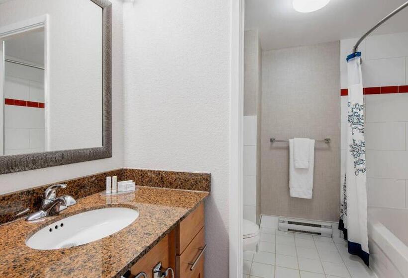 Suite with lake view, Residence Inn By Marriott Kingston Water's Edge