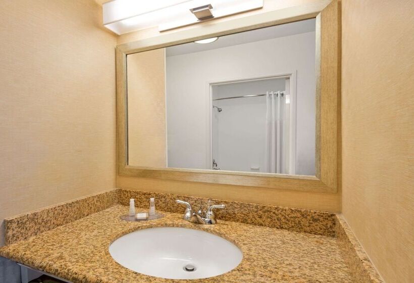 带2个双人床的标准工作室, Baymont By Wyndham Denver International Airport