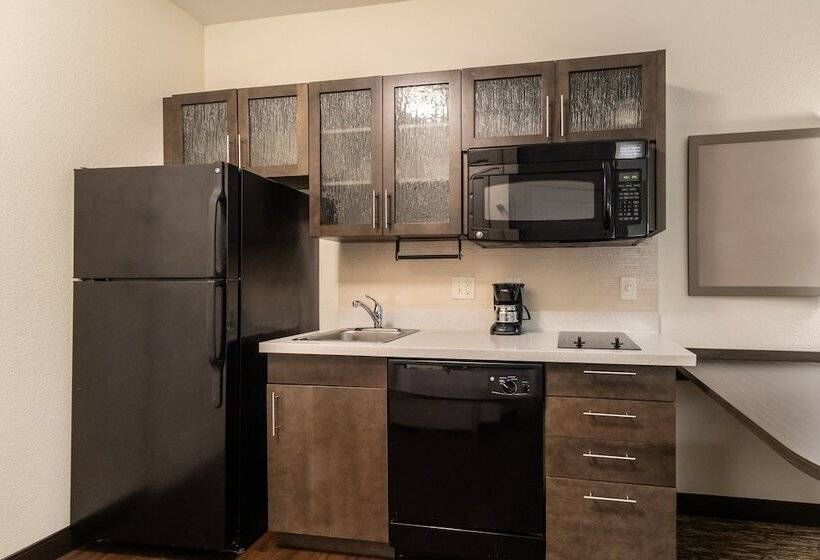 스탠다드 스튜디오, Candlewood Suites Portland Airport, An Ihg
