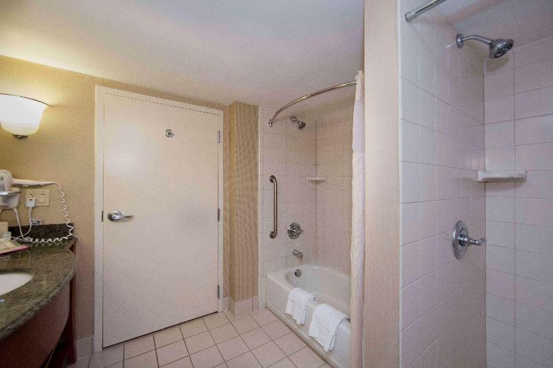 带大床的标准间, Hilton Garden Inn Athens Downtown