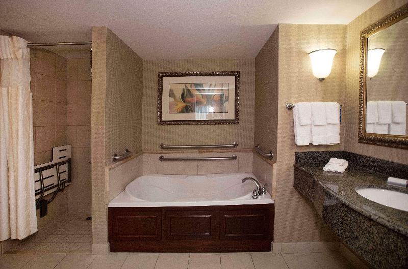 带大床的标准间, Hilton Garden Inn Athens Downtown