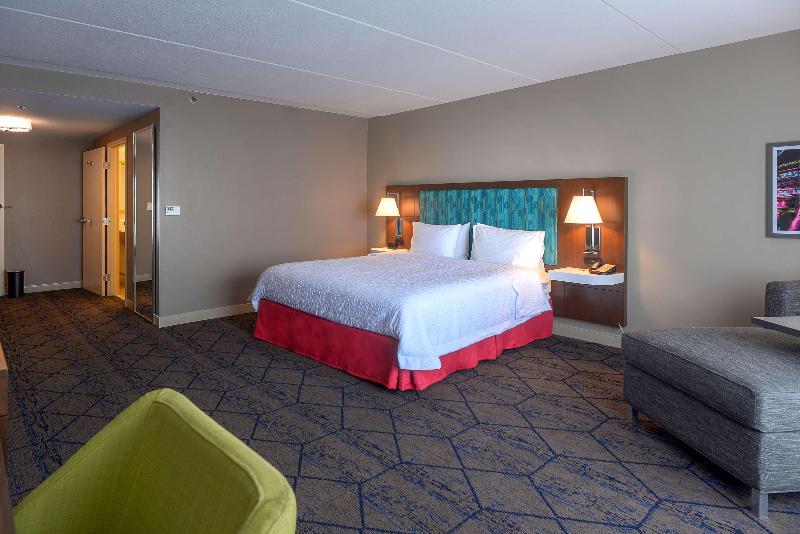 Quarto Deluxe Cama King, Hampton Inn & Suites Atlsix Flags
