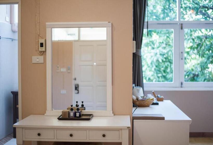 اتاق استاندارد سه نفره, Feung Nakorn Balcony Rooms And Cafe