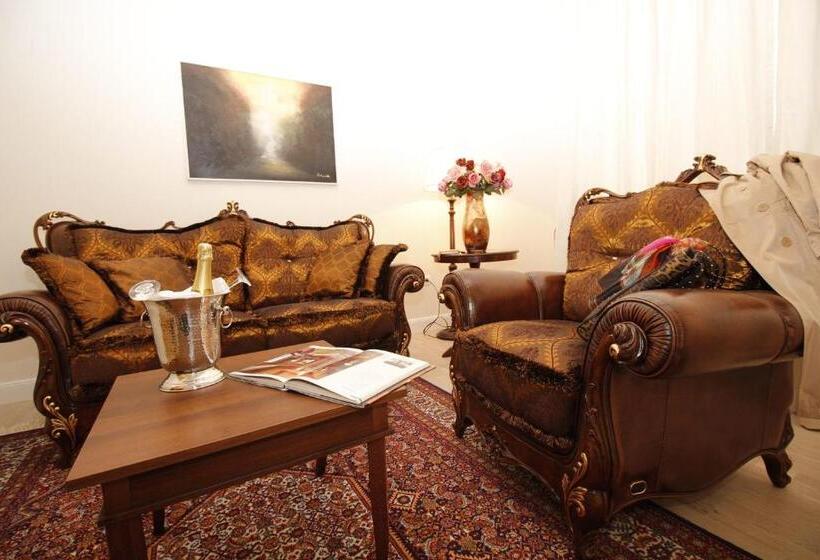 سوییت با چشم‌انداز دریا, Villa Triana Adults Only