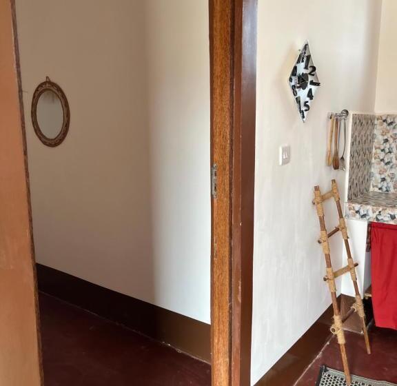 سوییت لوکس, Habibi B&b