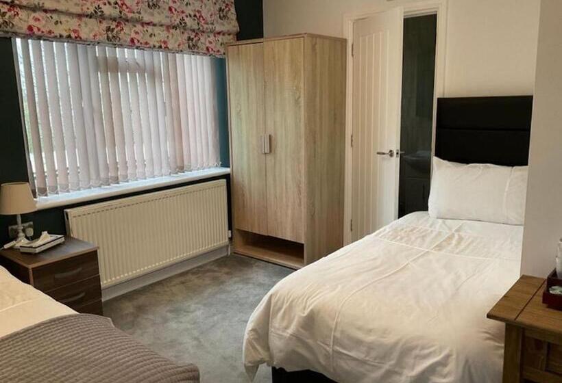 Номер Стандарт Трехместный, Room In Guest Room   Family Room With Private Bathroom