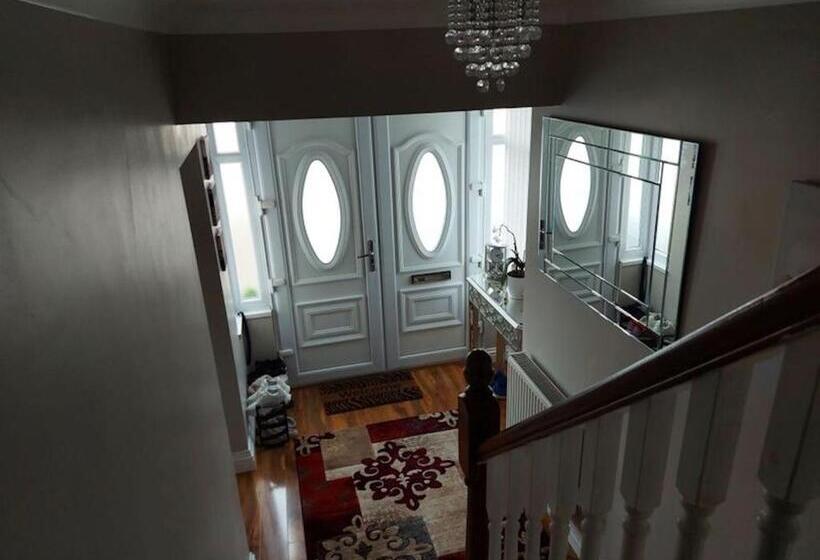Номер Стандарт Трехместный, Room In Guest Room   Family Room With Private Bathroom
