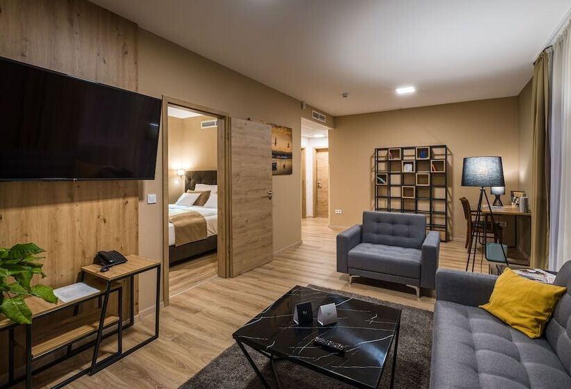 Люкс Superior, Kistucsok Food & Room