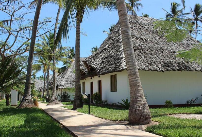 Семейный Номер, Uroa Bay Beach Resort