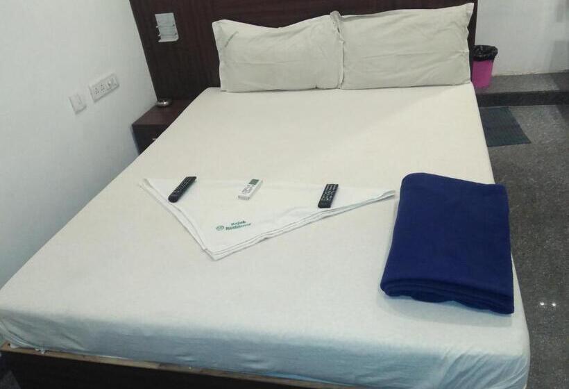 חדר סופריור מיטת קווין, Central Mina Residency  Only For Indians