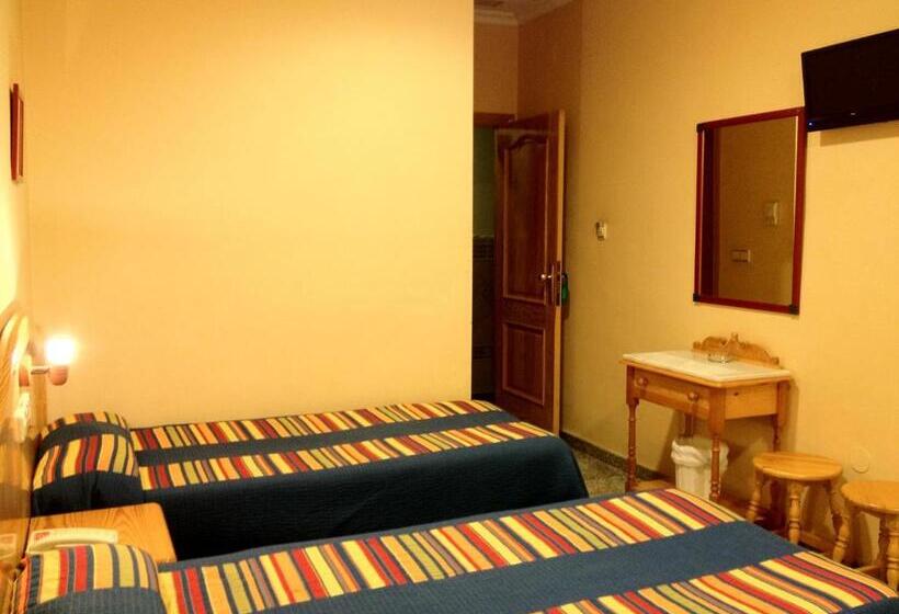 Номер Стандарт Трехместный, Hostal Los Corchos