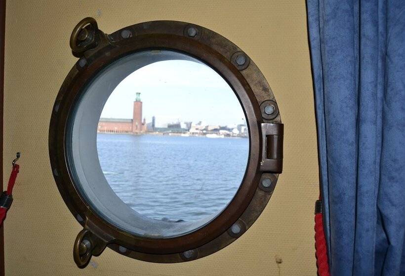 수피리어 코티지, Den Röda Båten