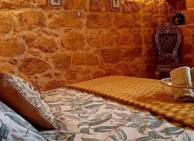 اتاق استاندارد با بالکن, The Lyndee House