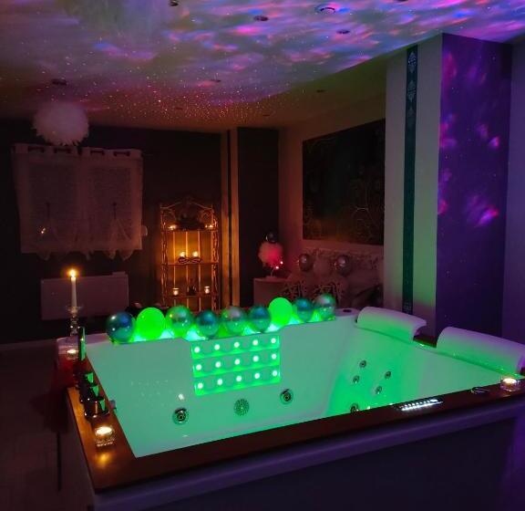 Номер Стандарт с Гидромассажем, Loft Avec Baignoire Spa Lécrin Romantique