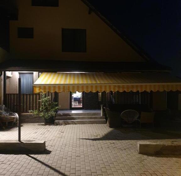 سوییت خانوادگی, Pensiunea Relax