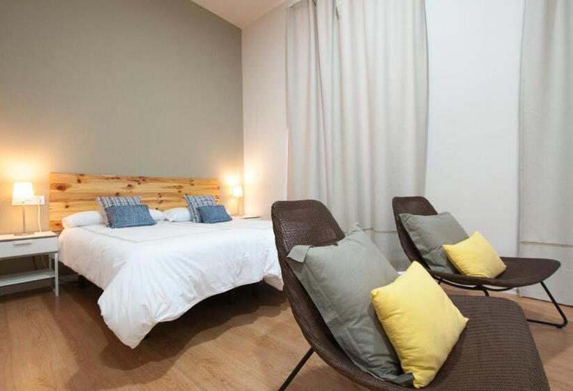 اتاق لوکس با بالکن, Urban Suites
