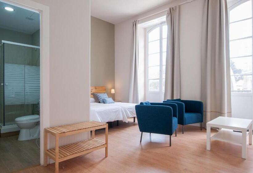 اتاق لوکس با بالکن, Urban Suites