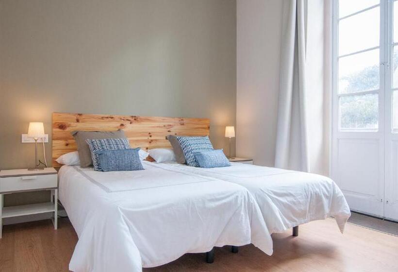 اتاق لوکس با بالکن, Urban Suites
