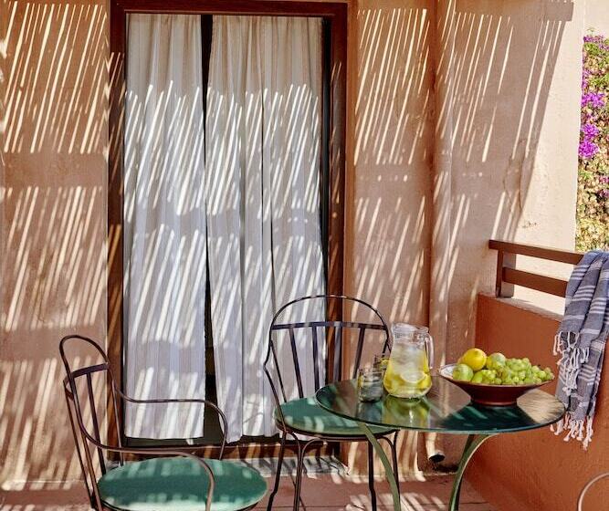 استودیوی استاندارد, Koutouloufari Village Holiday Club