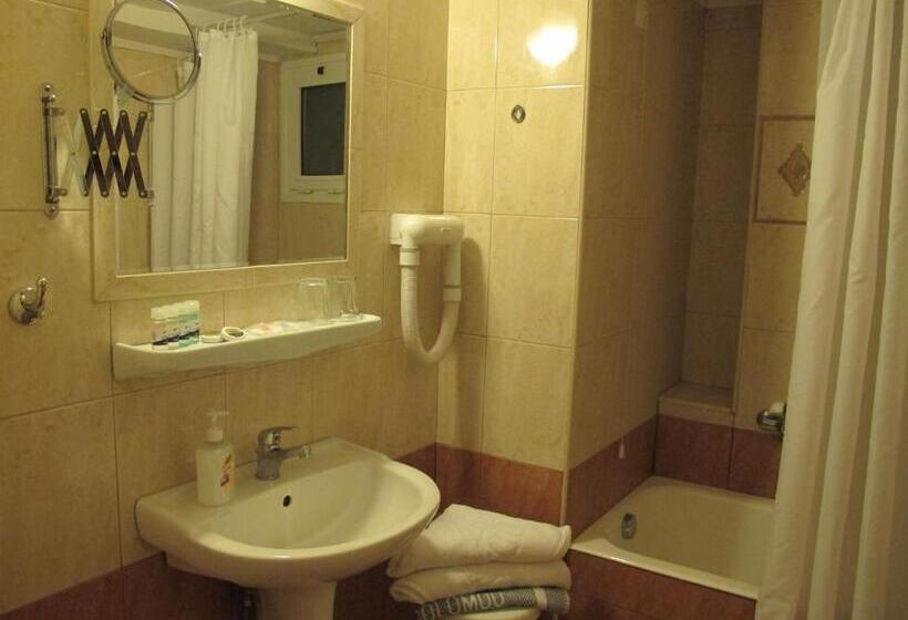 Quarto Triplo Estandar, Solomou Athens
