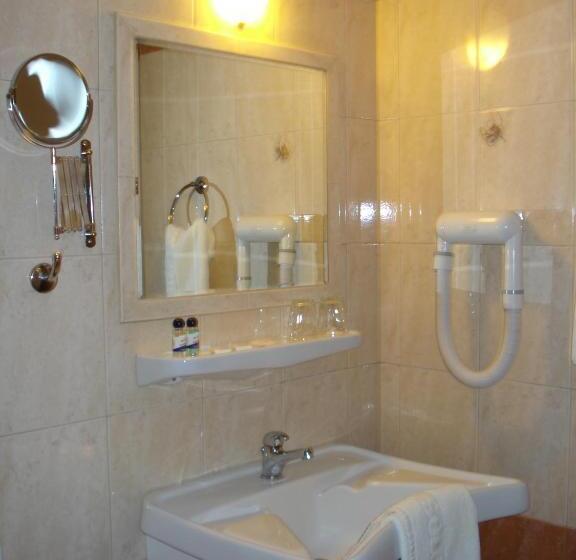 Quarto Familiar, Solomou Athens