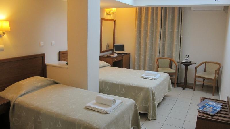 Quarto Triplo Estandar, Solomou Athens
