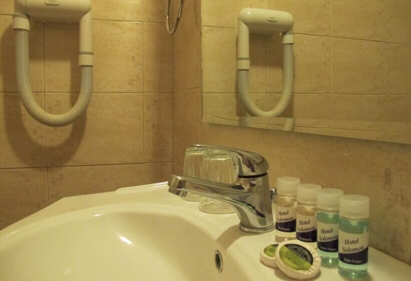 Quarto Triplo Estandar, Solomou Athens