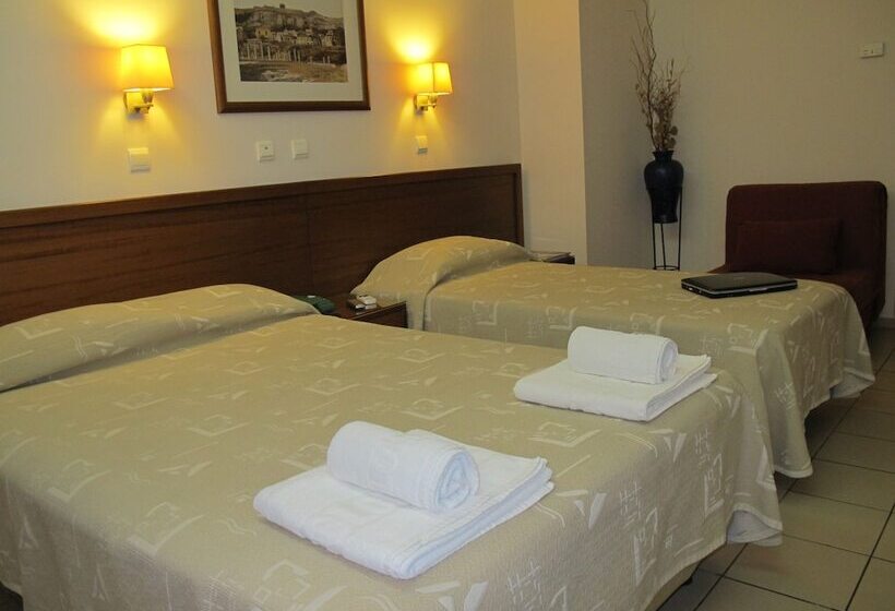 Quarto Triplo Estandar, Solomou Athens