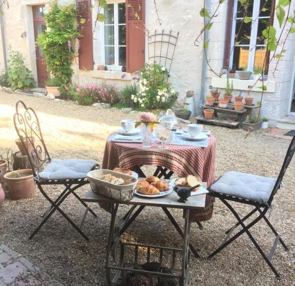 Стандартный внешний трехместный номер с ванной комнатой, Entre Loire Et Sologne Maison D Hôtes