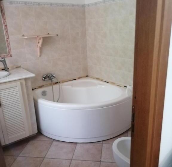 اتاق لوکس با تخت بزرگ, Il Casotto
