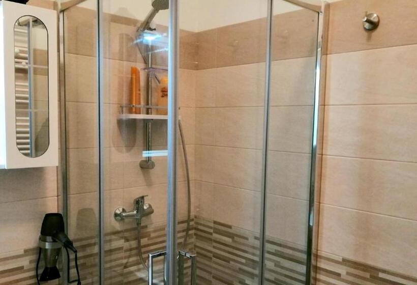 Quarto Estandar, La Lanterna Sul Comò