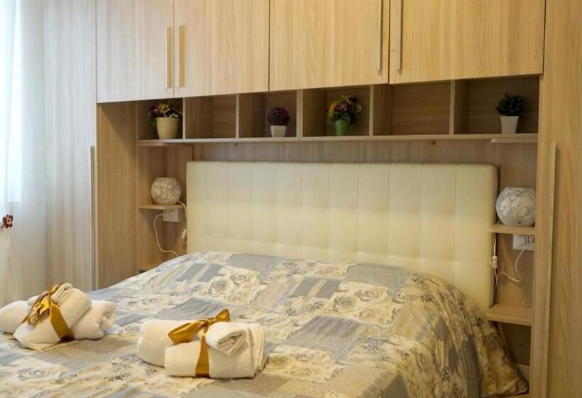 Quarto Triplo Estandar, La Lanterna Sul Comò